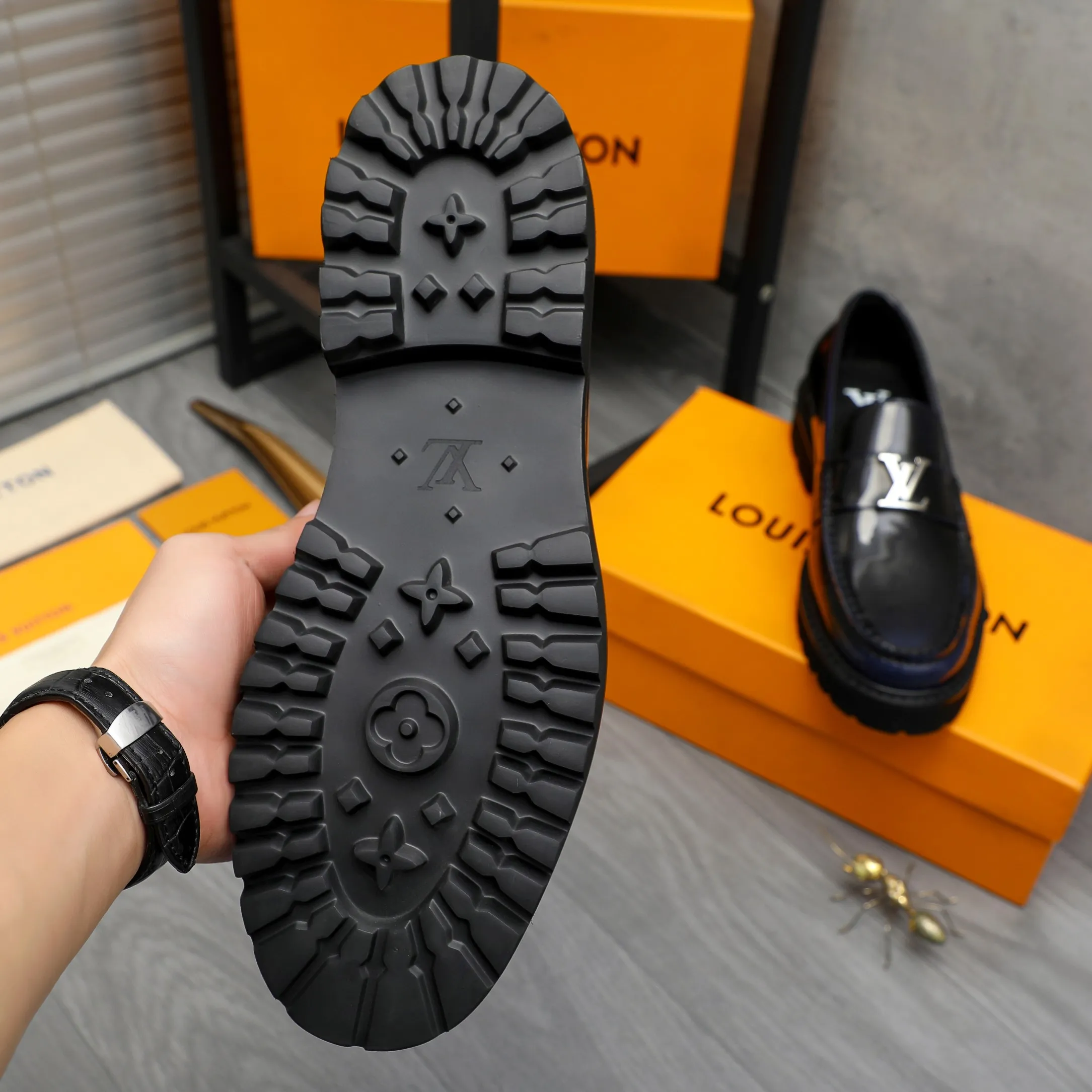 Men's shoes 💰p480 Product trademark: LV (Louis Vuitton) business slip-on leather shoes Regular size: 38-45 (45 is custom-made and non-returnable) Product materials: Selected high-quality color-brushed cowhide upper, cowhide lining, original rubber outsole